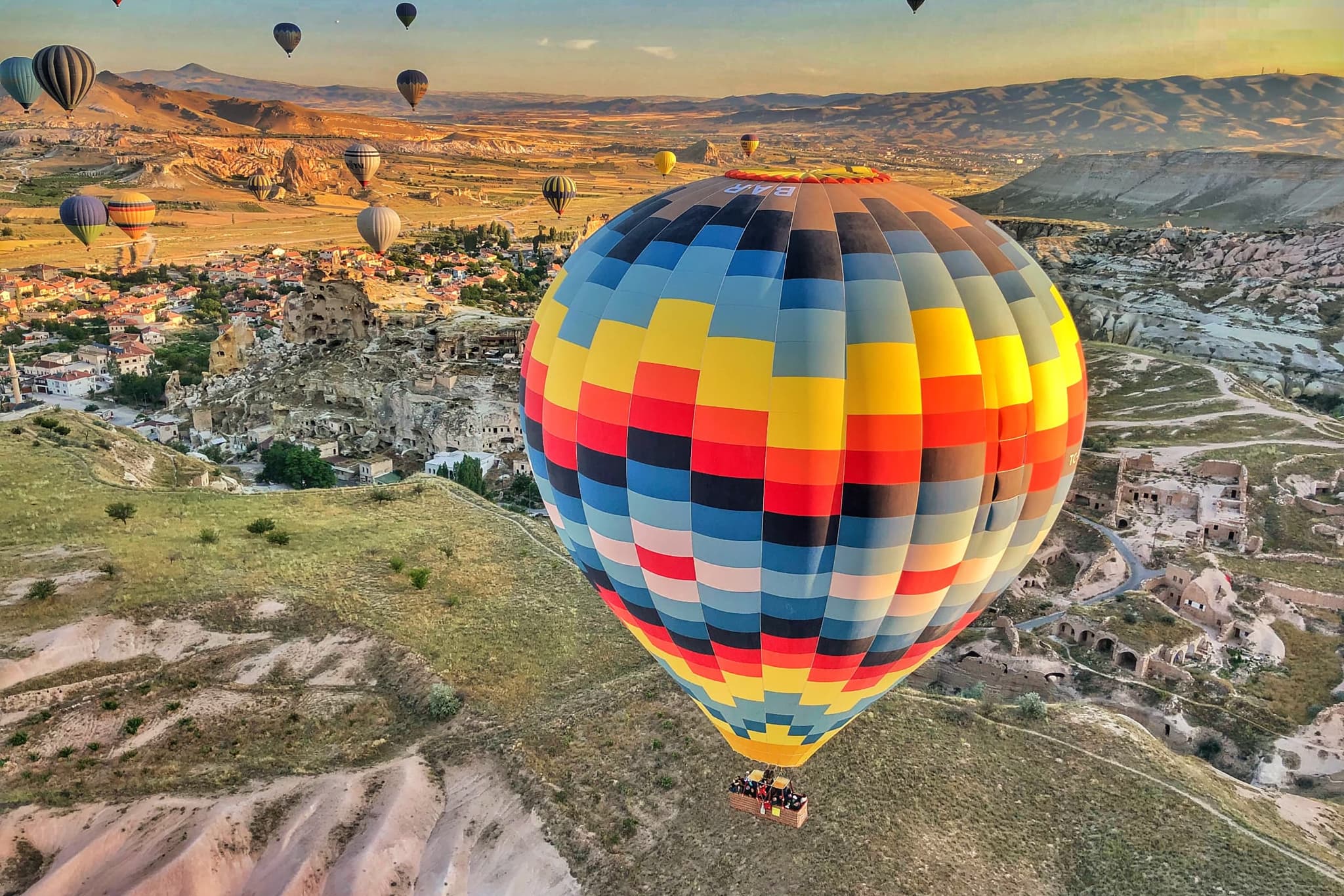 Wide lower right balloon frame